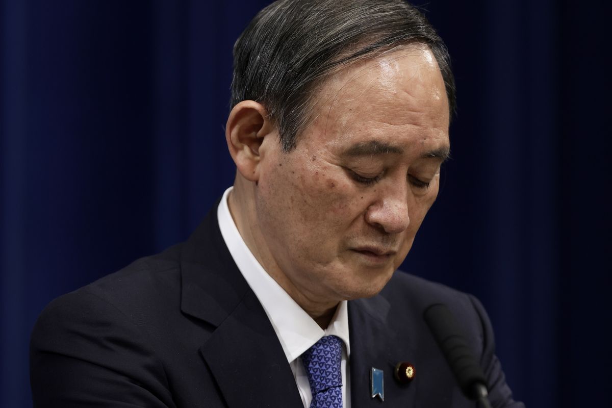 Con trai “mời cơm” hàng loạt quan chức, Thủ tướng Suga bị chỉ trích nặng nề (ảnh: Japan Times)