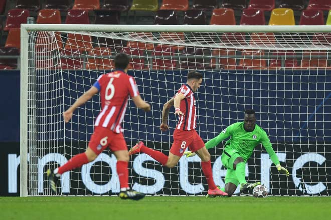 Chelsea nhập cuộc tự tin nhưng ngay phút thứ 2, thủ thành Mendy có pha chạm bóng rất tệ sau khi nhận đường chuyền về của Azpilicueta và suýt “biếu” Saul bàn thắng.