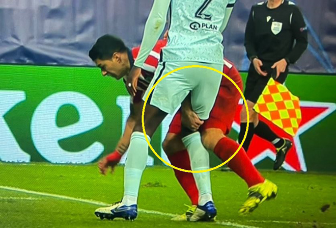 "Dị nhân" Suarez hết cắn người tới cào cấu đối thủ: Bệnh "nan y" khó chữa? - 3