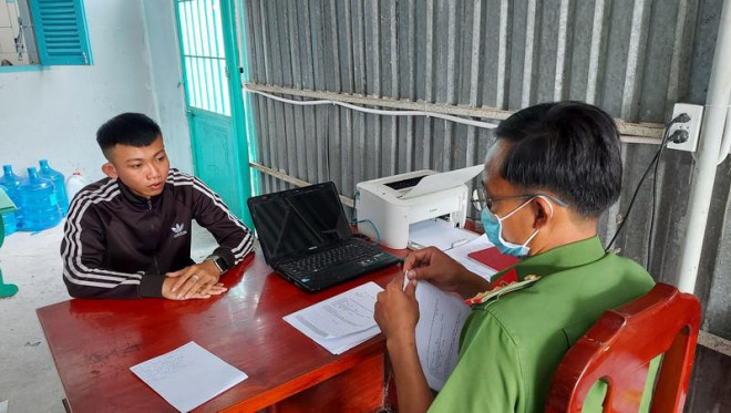 Công an làm việc với Lê Hữu Thẳng. Ảnh: CACC