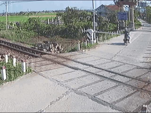 Media - Tông trúng barie, người đàn ông suýt chết trước đầu tàu hỏa