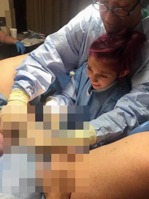 "Nữ hộ sinh" 12 tuổi gây sốt khi đỡ đẻ cho mẹ và đón em trai chào đời - 2
