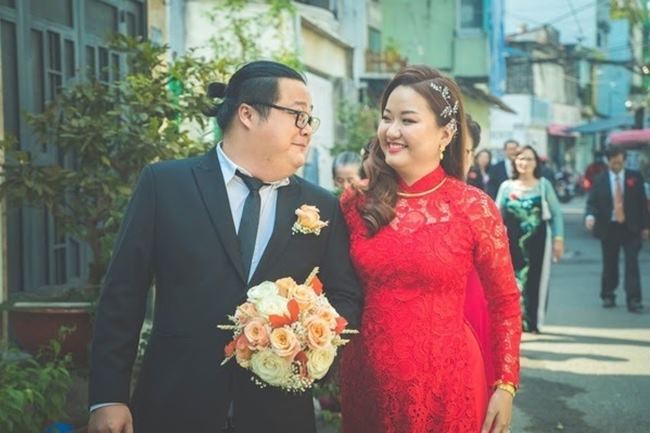 Cũng giống như người bạn Quý "ròm", Vũ Long có một cuộc sống hôn nhân khiến nhiều người ghen tị khi vào năm 2019, anh kết hôn với người bạn gái 13 năm từ thời còn là những cô cậu học sinh cắp sách đến trường.

