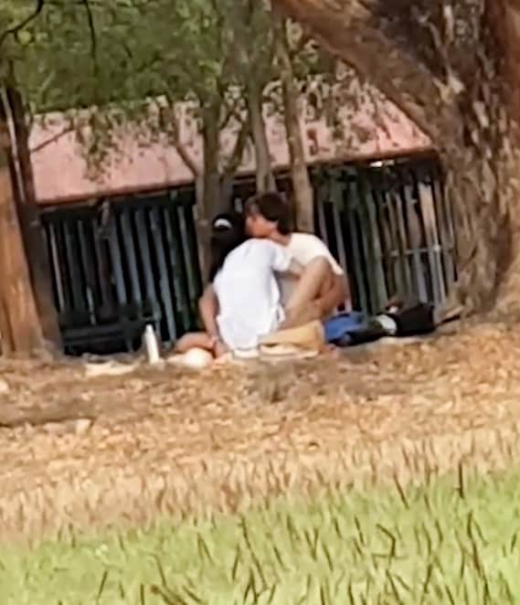 Ảnh cặp đôi quan hệ trong công viên và bị cảnh sát điều tra không thể là một hình ảnh đẹp. Nhưng nếu bạn đọc kỹ tin tức, bạn sẽ hiểu rằng đó là một cảnh giả tạo để giáo dục người dùng về việc không nên vi phạm pháp luật. Và đây cũng là một thông điệp đáng suy ngẫm về đạo đức và trách nhiệm của bạn.