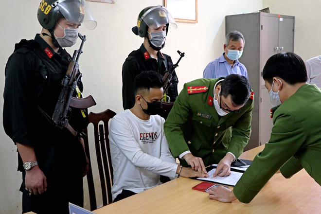 Nguyễn Công Dũng được xuất viện và di lý về trụ sở cơ quan chức năng.