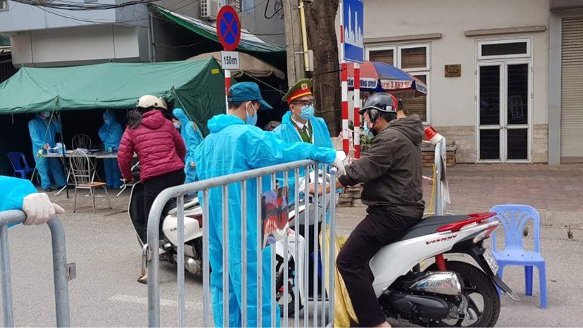 Lực lượng chức năng Hải Dương lập chốt kiểm soát dịch bệnh.