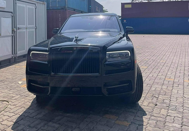 Rolls-Royce Cullinan cập cảng Việt Nam liền lúc 2 chiếc, có cả bản Black Badge ấn tượng - 2