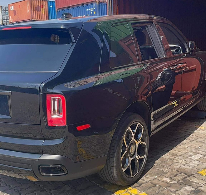 Rolls-Royce Cullinan cập cảng Việt Nam liền lúc 2 chiếc, có cả bản Black Badge ấn tượng - 8