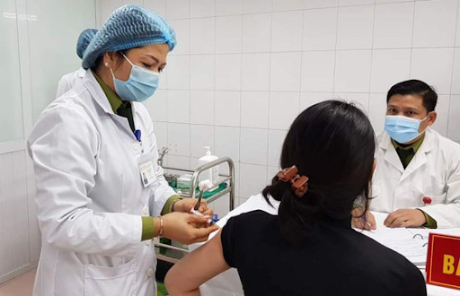 Tiêm thử vắc-xin của Việt Nam.&nbsp;