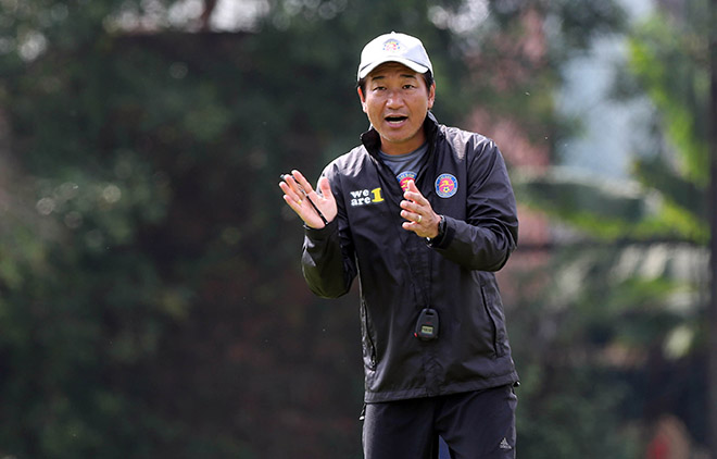 HLV Masahiro Shimoda chỉ đạo cầu thủ Sài Gòn FC tập luyện sáng 25/2.