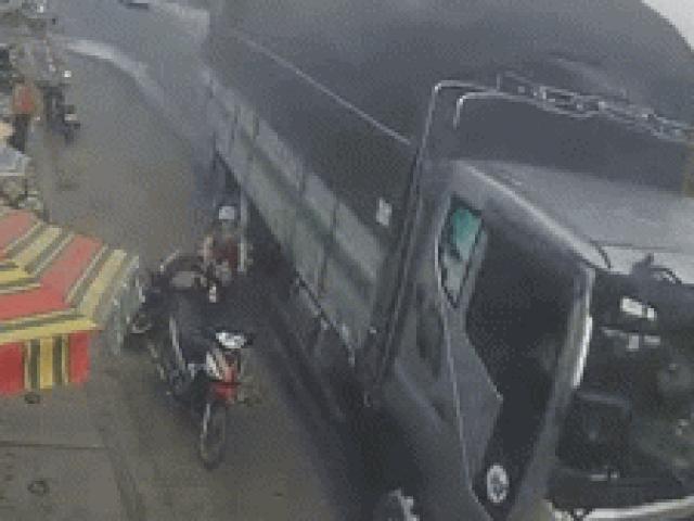 Tin tức ô tô - SỐC: Xe tải lấn làn, vượt ẩu, hất văng 2 mẹ con đi xe máy xuống đường