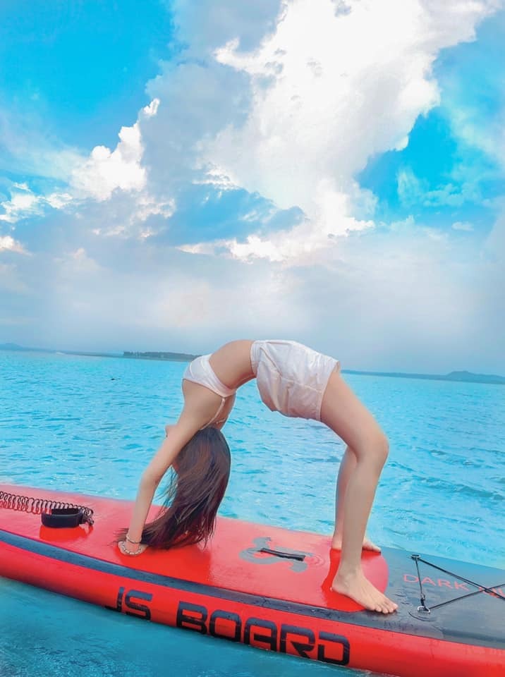 "Nữ thần không góc chết" thường duy trì tập plank, squat, uốn dẻo khoảng 5 - 10 phút tại nhà vào những ngày không thể đến phòng tập.