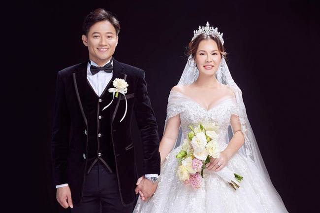 Quý Bình và Ngọc Tiền tổ chức lễ cưới vào giữa tháng 12.2020 sau 3 năm hẹn hò. Đám cưới của nam diễn viên và bạn gái doanh nhân nhận được nhiều lời chúc phúc từ đồng nghiệp và người hâm mộ.

