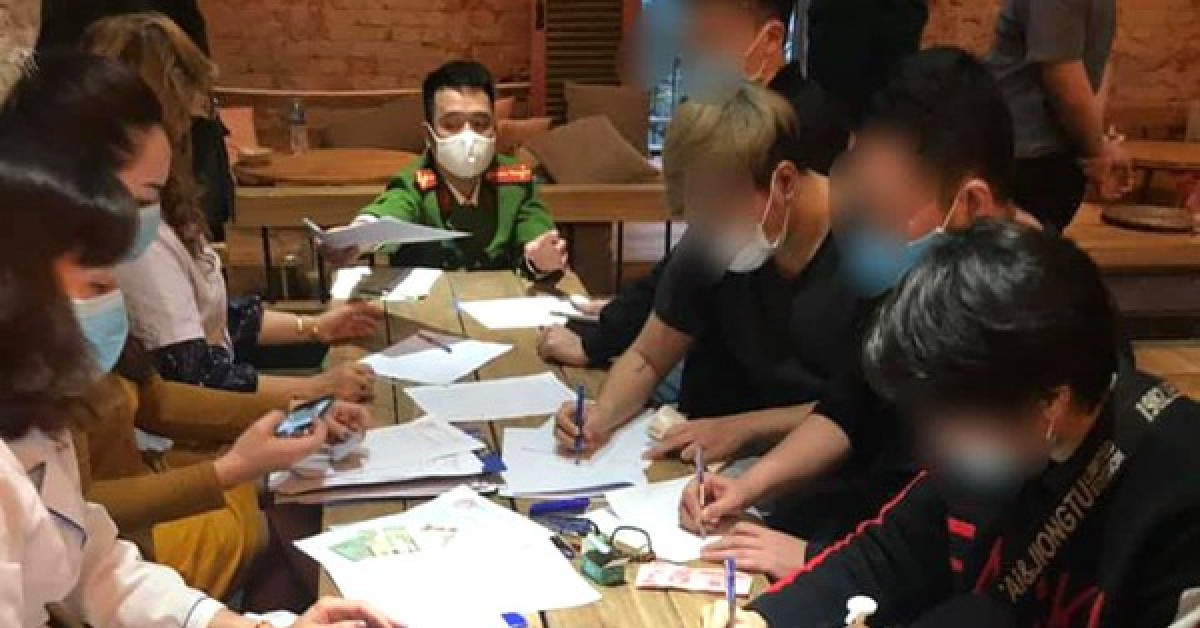 Tin tức trong ngày - 30 người ngồi uống cà phê không đeo khẩu trang bị phạt 60 triệu đồng