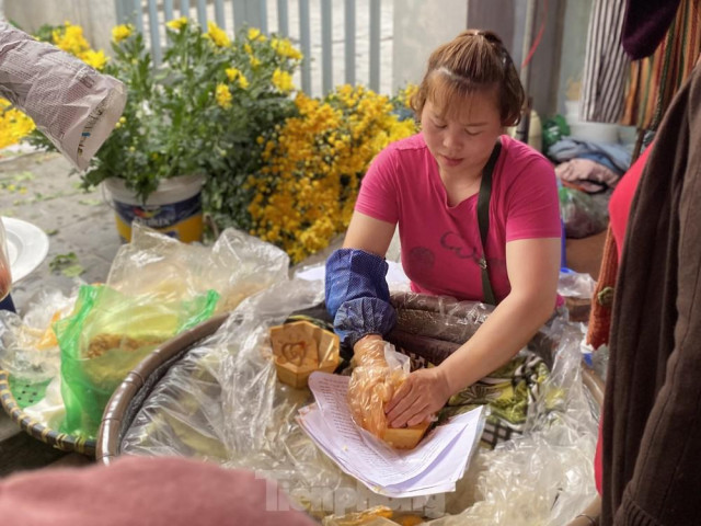 Chợ họp sớm, tiểu thương "bỏng tay" đóng hàng tạ xôi ngày Rằm