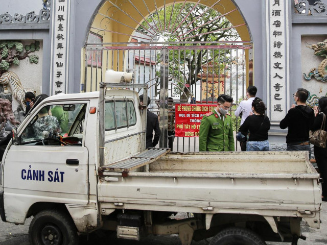 Tin tức trong ngày - Hà Nội: Công an gác cổng, người dân lập bàn lễ và vái vọng trước cổng đền chùa