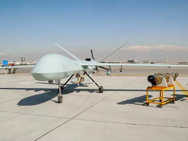 Thế giới - Iran khoe máy bay không người lái chiến đấu, giống hệt "ác điểu" MQ-9 Reaper của Mỹ