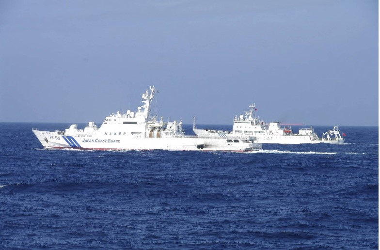 Tàu hải cảnh Nhật Bản xuất hiện cạnh tàu giám sát Trung Quốc ở vùng biển gần quần đảo tranh chấp Senkaku/Điếu Ngư năm 2013. Ảnh: Reuters