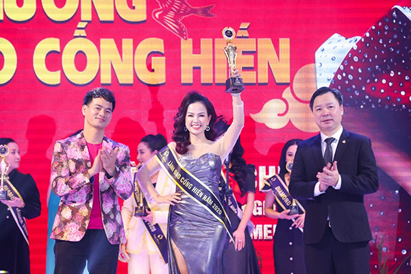 Nữ doanh nhân Đàm Thu Chung nhận cúp top 14 nữ lãnh đạo cống hiến từ tay NSUT Xuân Bắc trong Táo Quân Happy Women 2021