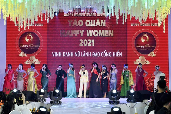 Doanh nhân Đàm Thu Chung (váy bạc) cùng các nữ lãnh đạo trong top 14 nữ lãnh đạo cống hiến