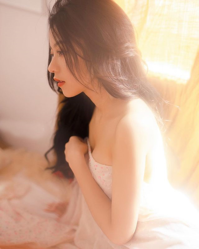 Ngoài ra, cô còn làm mẫu ảnh tự do, streamer...

