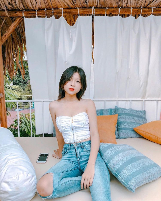 Cùng với việc học tốt ngành đang theo đuổi, cô&nbsp;còn chủ động học thêm tiếng Anh và nghề MC.&nbsp;
