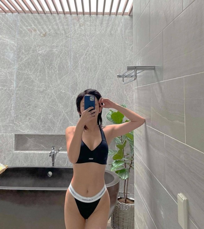 Những kiểu đồ bơi đến từ thương hiệu thời trang quốc tế sẽ có giá cao hơn, có bộ lên tới hàng chục triệu đồng.
