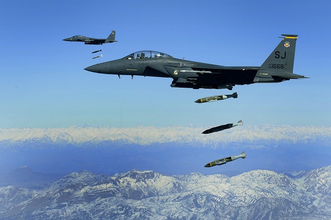 Chiến đấu cơ F-15E Strike Eagle ném bom thông minh JDAM.