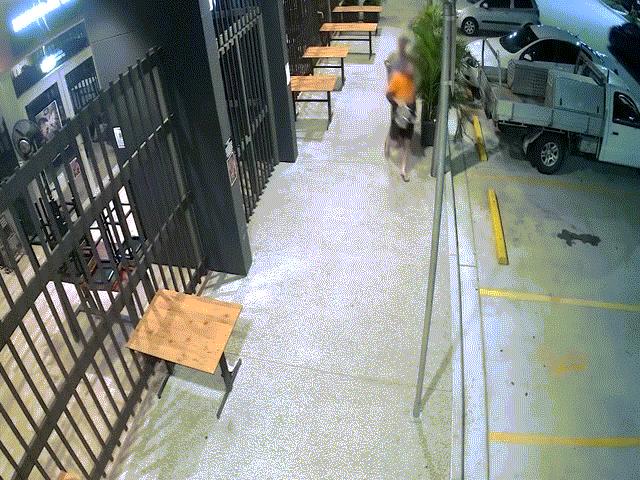 Phi thường - kỳ quặc - Video: Cụ bà "tung chiêu", đánh tên cướp chạy mất dép trong trận đấu tay đôi