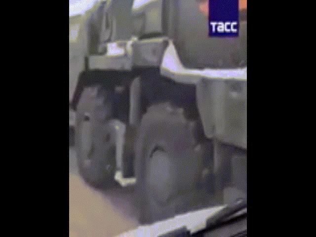 Thế giới - Video: Xe phóng tên lửa phòng không S-400 của Nga gặp tai nạn trên đường phố Moscow