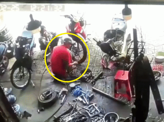Video: Lốp xe máy đang bơm phát nổ làm thợ sửa xe ngã ngửa đau đớn - 1