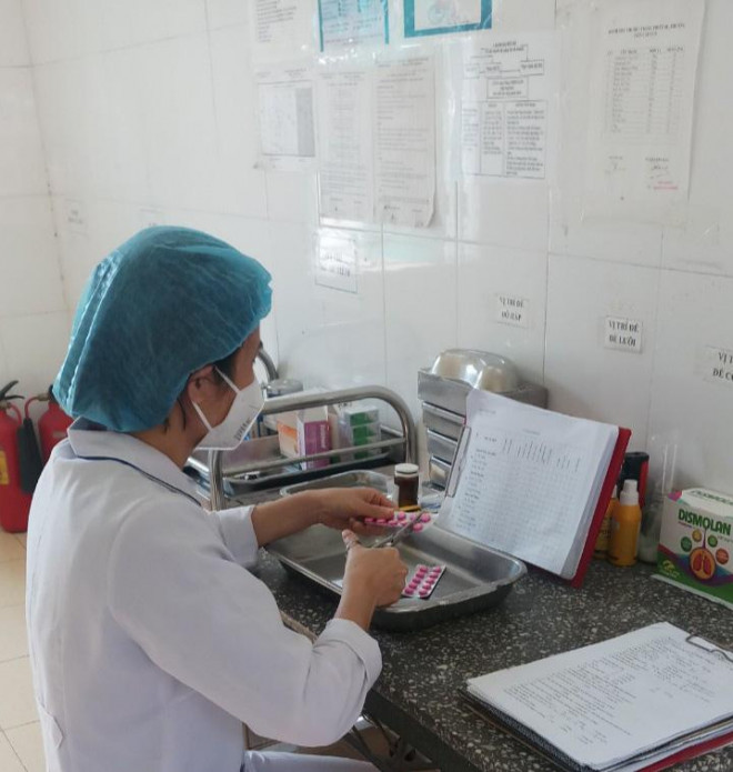 Chị Hương trong một ca làm việc tại Trung tâm Y tế TP. Chí Linh.