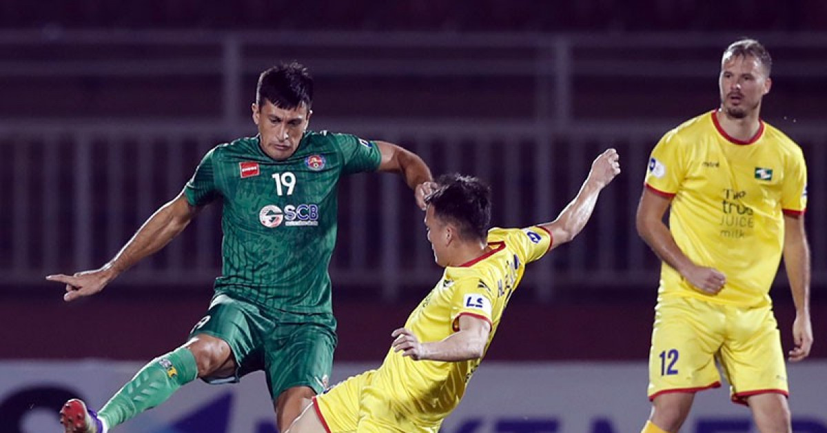 Trận vòng 3 V-League giữa Sài Gòn FC và SL Nghệ An cũng từng áp dụng những quy định giãn cách và không có khán giả. Ảnh: PHƯƠNG NGHI