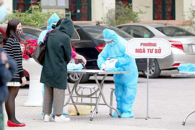 Trung tâm Y tế quận Đống Đa lấy mẫu xét nghiệm cho người dân về từ vùng dịch Hải Dương