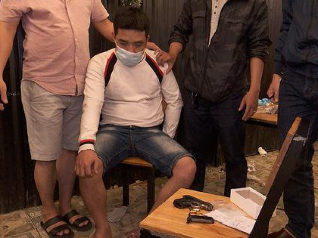 Pháp luật - Bắt khẩn cấp đối tượng bị truy nã có súng trong quán nhậu