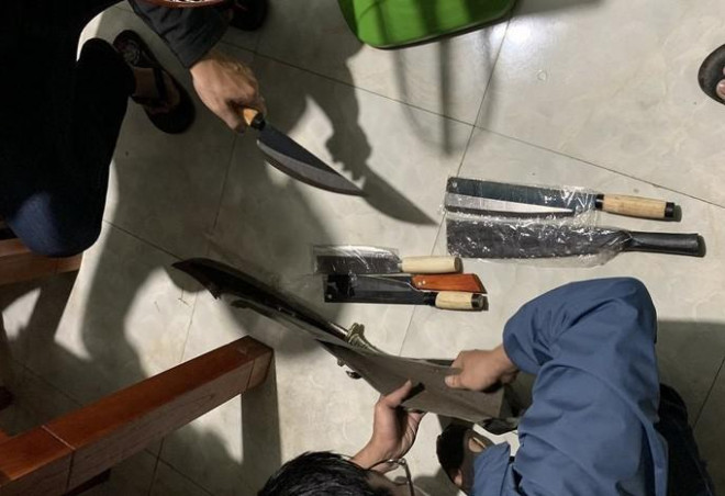 Bắt khẩn cấp đối tượng bị truy nã có súng trong quán nhậu - 2