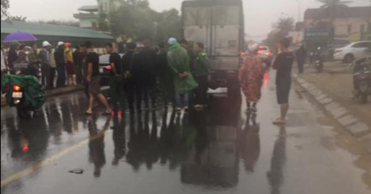 Tin tức trong ngày - Va chạm với xe tải trước cổng bệnh viện, 2 thanh niên thương vong