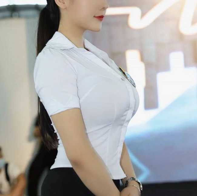 Hiện tại, phái đẹp chọn diện kiểu trang phục này với muôn vàn cách biến tấu nhưng không phải lúc nào cũng đẹp gợi cảm.
