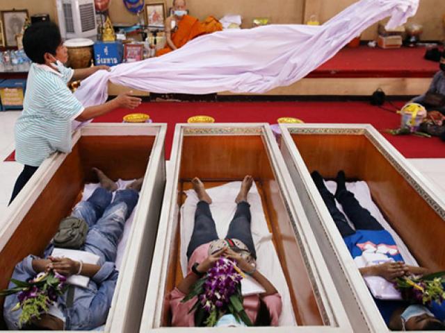 Media - Người Thái đến chùa, nằm vào quan tài để cầu may sau 1 năm sống trong sợ hãi vì COVID -19