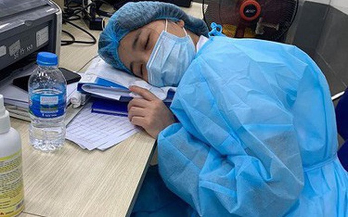 Một nhân viên y tế chống dịch ngủ gục trên bàn làm việc.&nbsp;