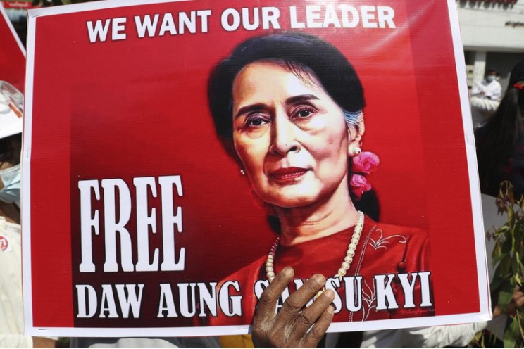 Một poster của người biểu tình đòi quân đội thả nhà lãnh đạo Aung San Suu Kyi. Ảnh: AP