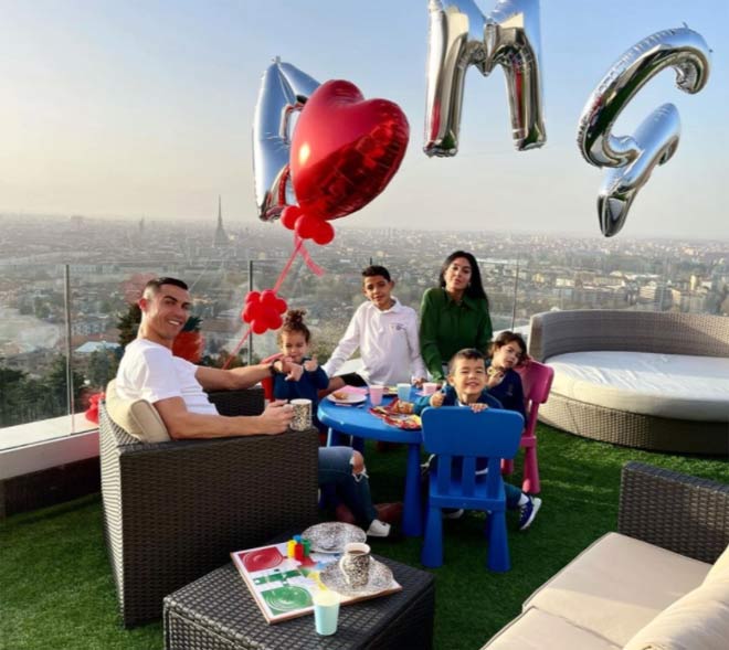 Ronaldo và 4 đứa con mở tiệc đơn giản nhưng ấm cúng trên sân thượng nhà riêng để chúc mừng Georgina