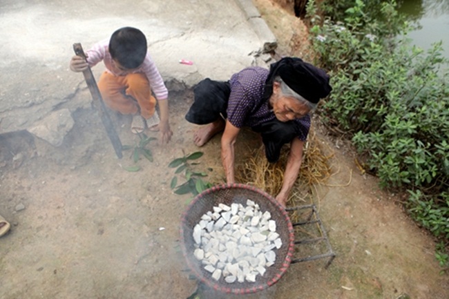 Mặc dù, hiện nay người dân vẫn ăn đất như thức quà vặt nhưng số người chế biến được không còn nhiều chỉ còn một số cụ cao niên.
