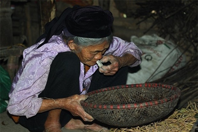 Ngói sau khi khai thác về phải gọt những phần đất tạp và sạn, sau đó phơi nắng thật khô, ráo nước.
