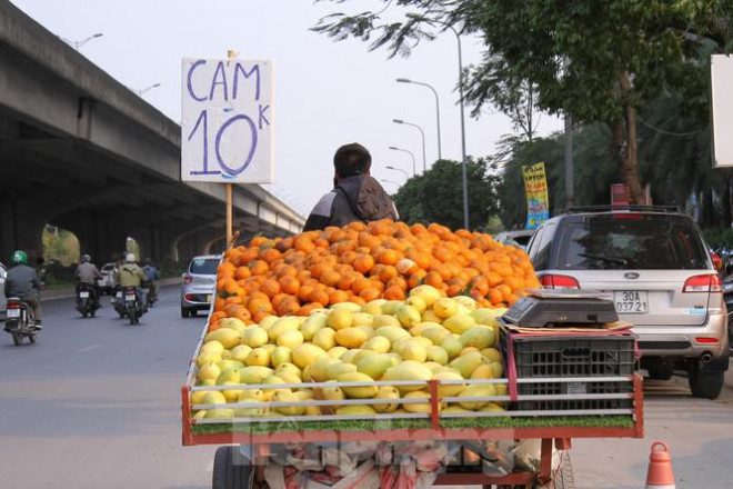 Hoa quả giá rẻ không rõ nguồn gốc bán trên phố Hà Nội vẫn hút khách - 1