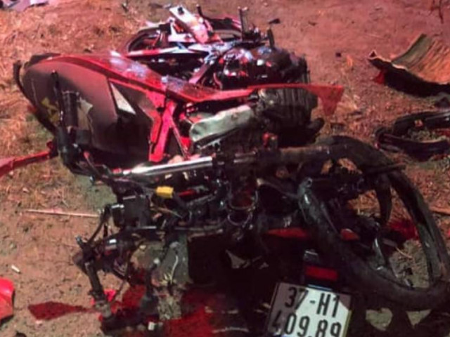 Tin tức trong ngày - Va chạm lúc nửa đêm, 2 xe máy biến dạng, 2 người tử vong