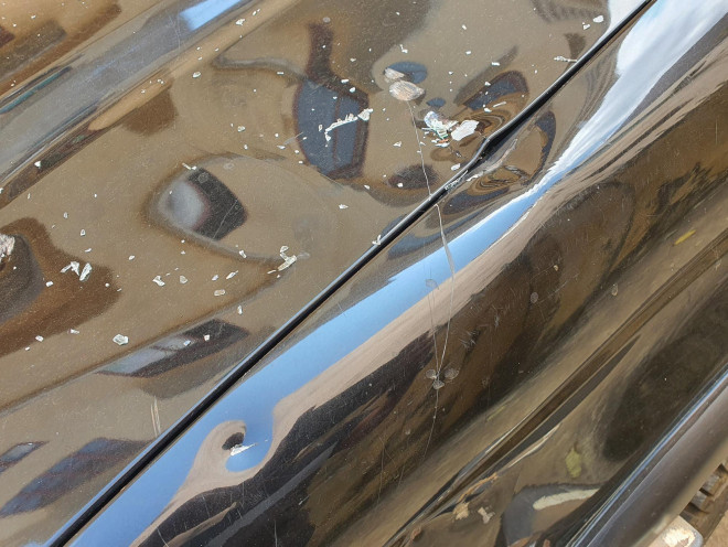 Nắp capo xe cũng chịu chung số phận