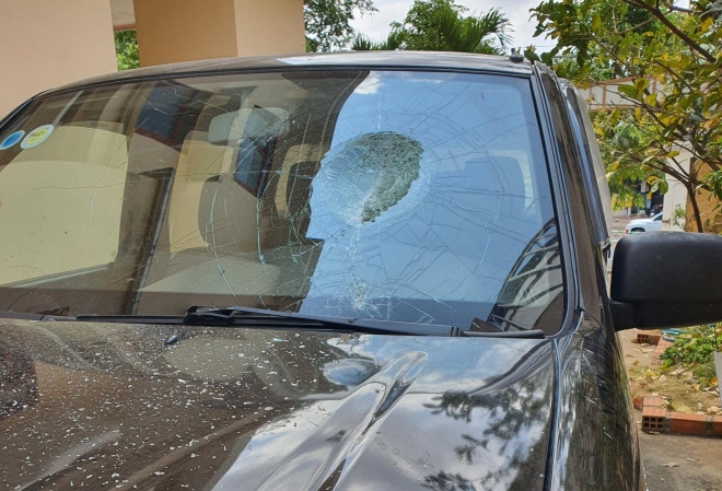 Kính chắn gió phía trước bị đập hư hỏng