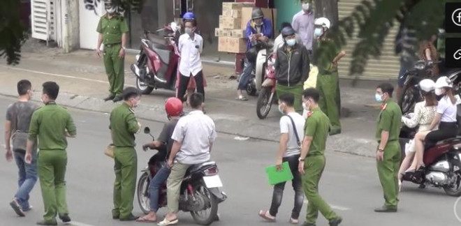 Công an cho thực nghiệm hiện trường vụ cướp giật ở Tân Phú, TP HCM