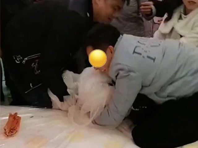 Bạn trẻ - Cuộc sống - CĐM phẫn nộ trước thái độ của chú rể khi cô dâu bị khách nam đè xuống giường sàm sỡ